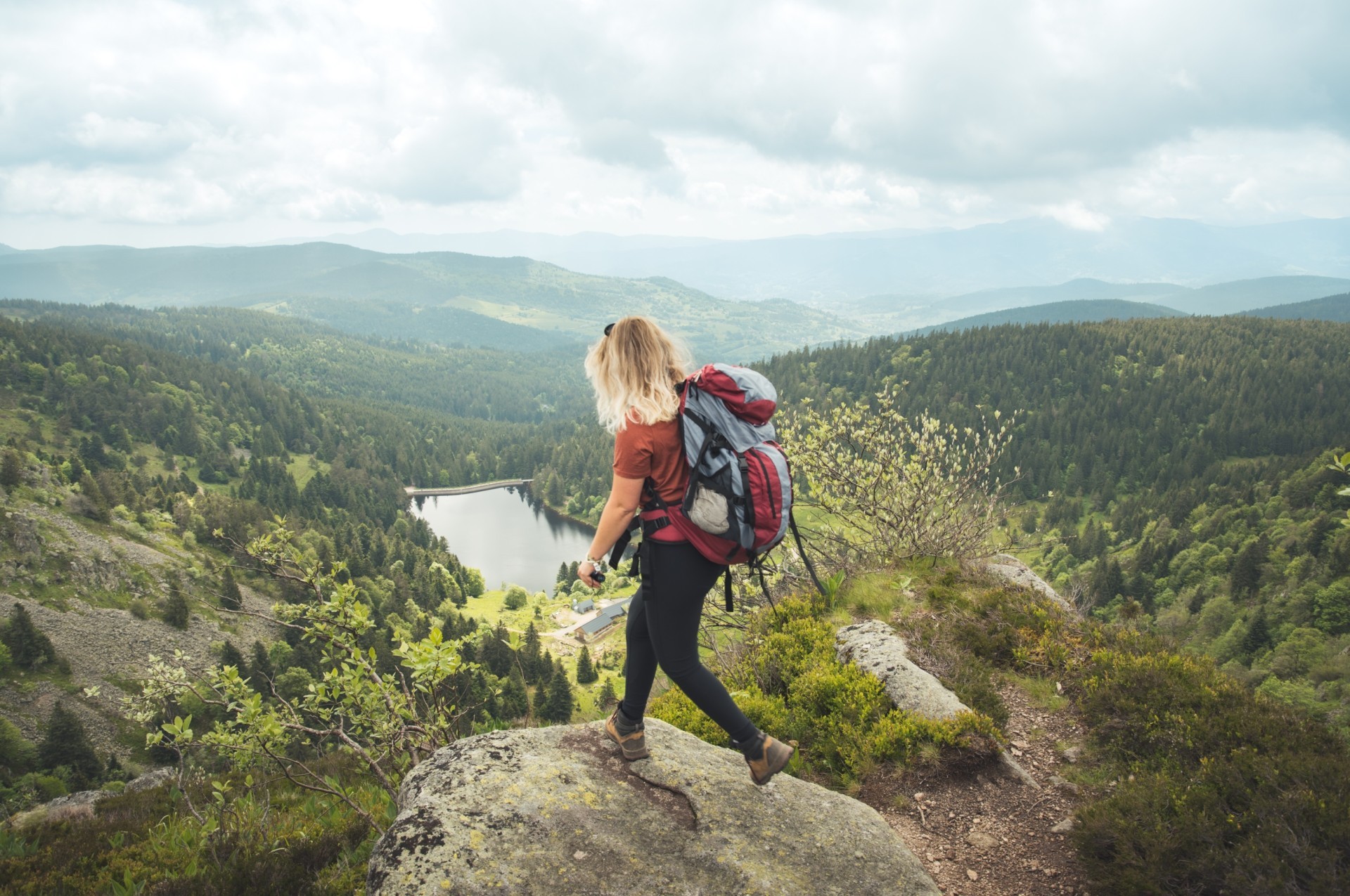 point_de_vue_sur_le_lac_du_forlet_depuis_le_gazon_du_faing.jpg